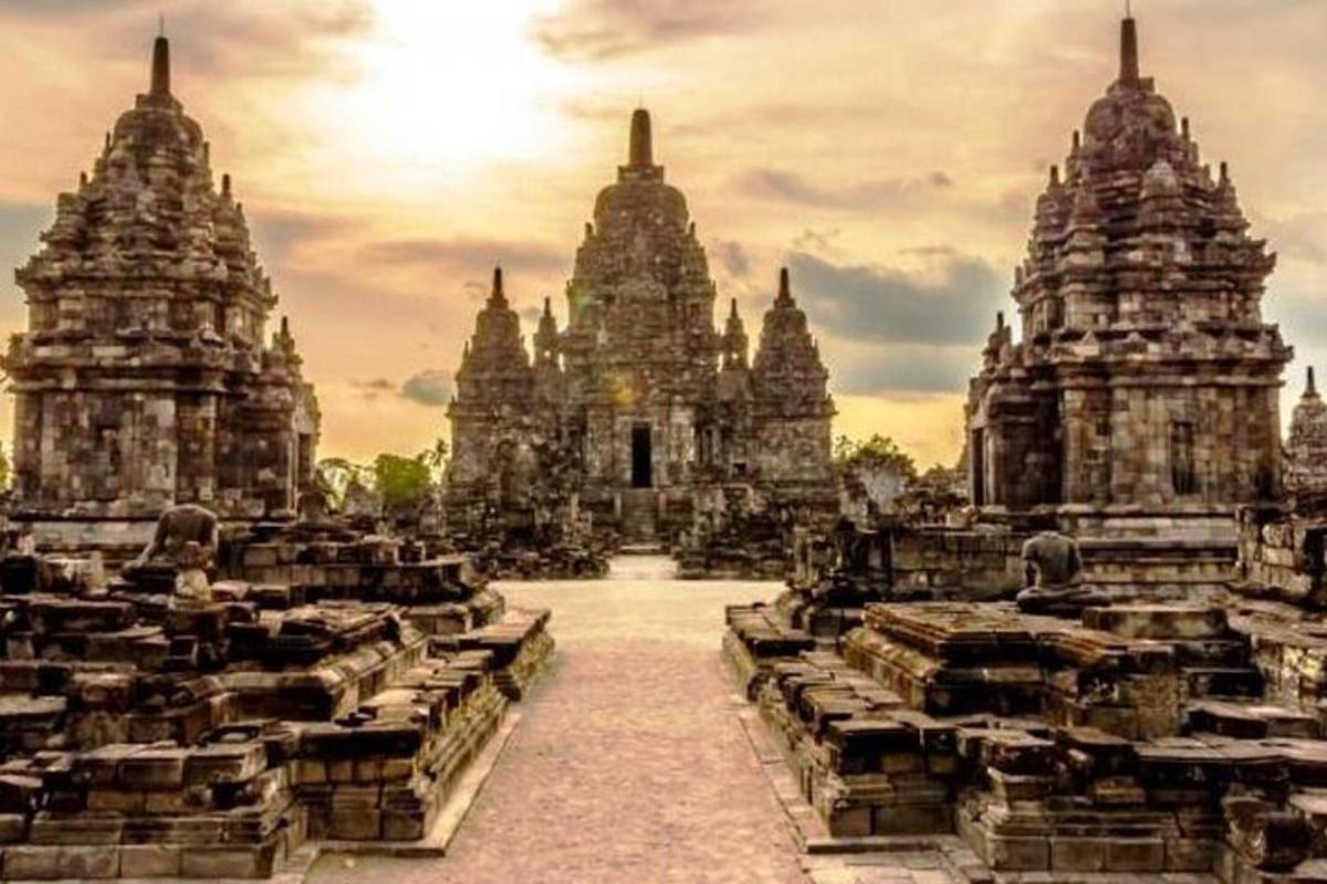 egy ázsiai város templomának látképe