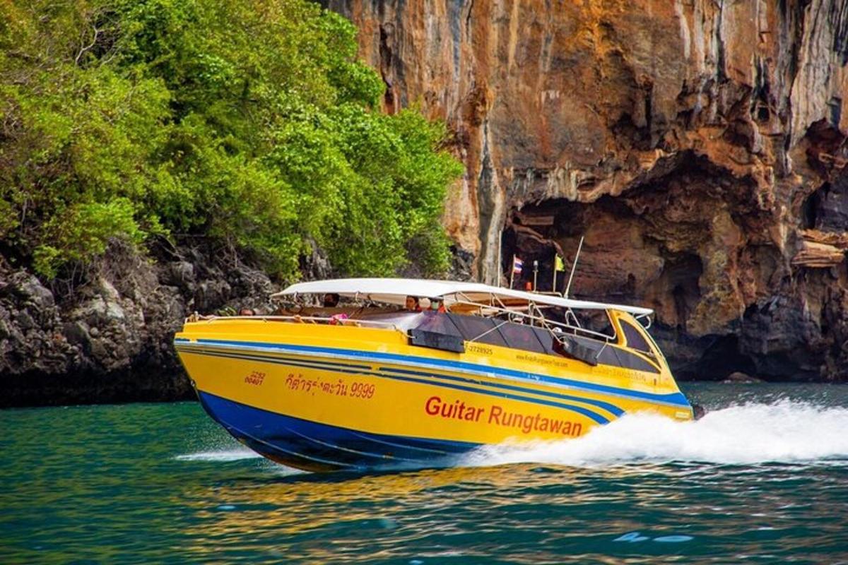 bot kuning dan biru di dalam air berhampiran tebing
