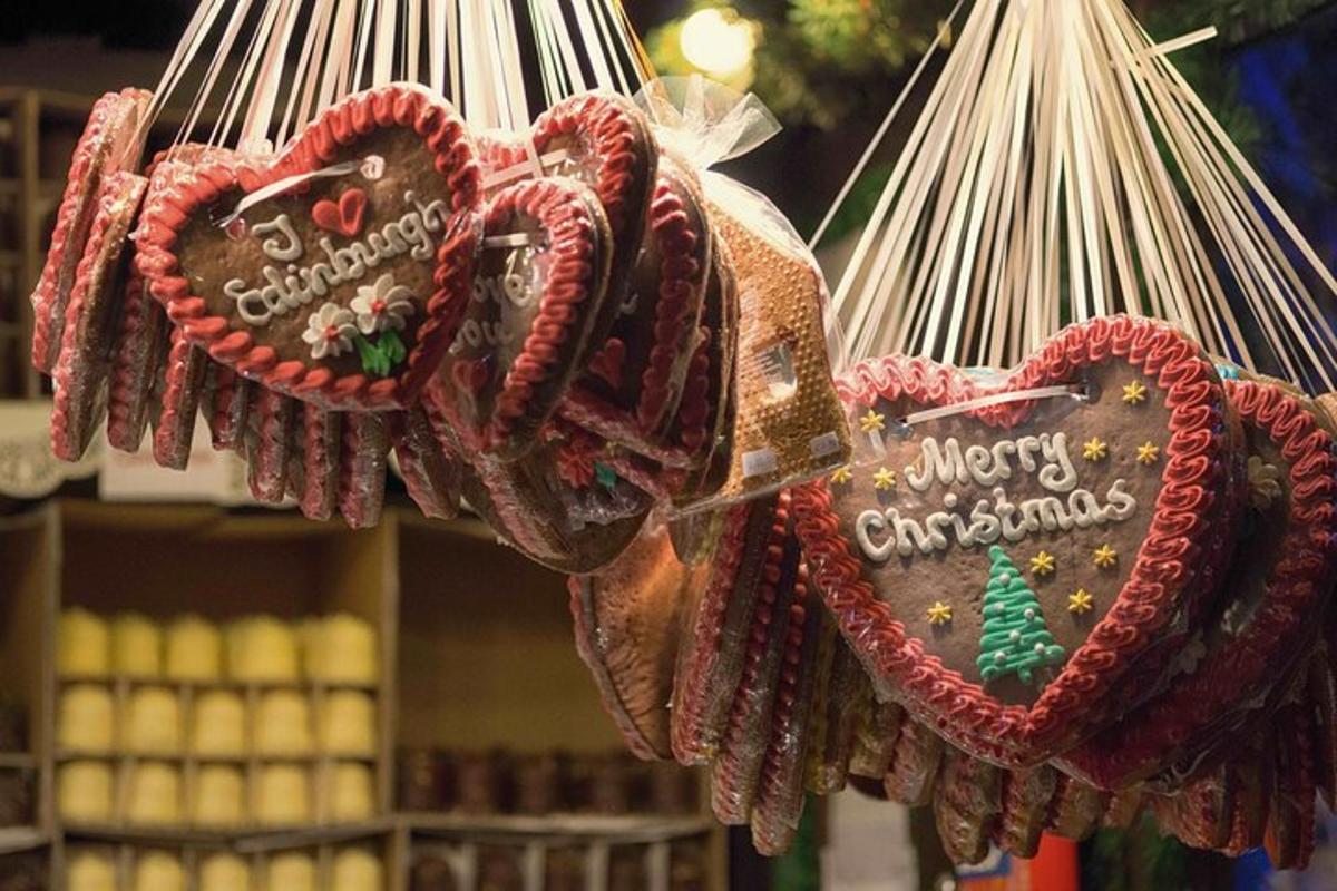 een bos hartvormige koekjes hangend in een winkel