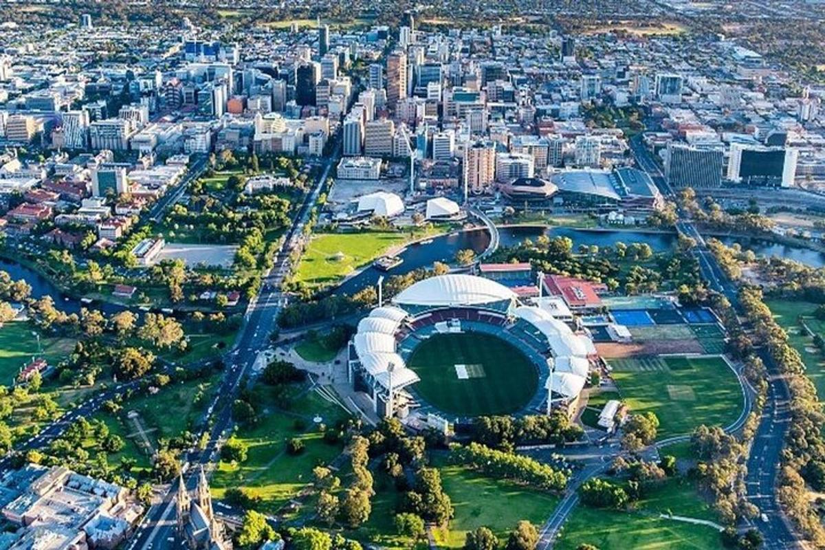 egy város légi felvétele egy stadionnal