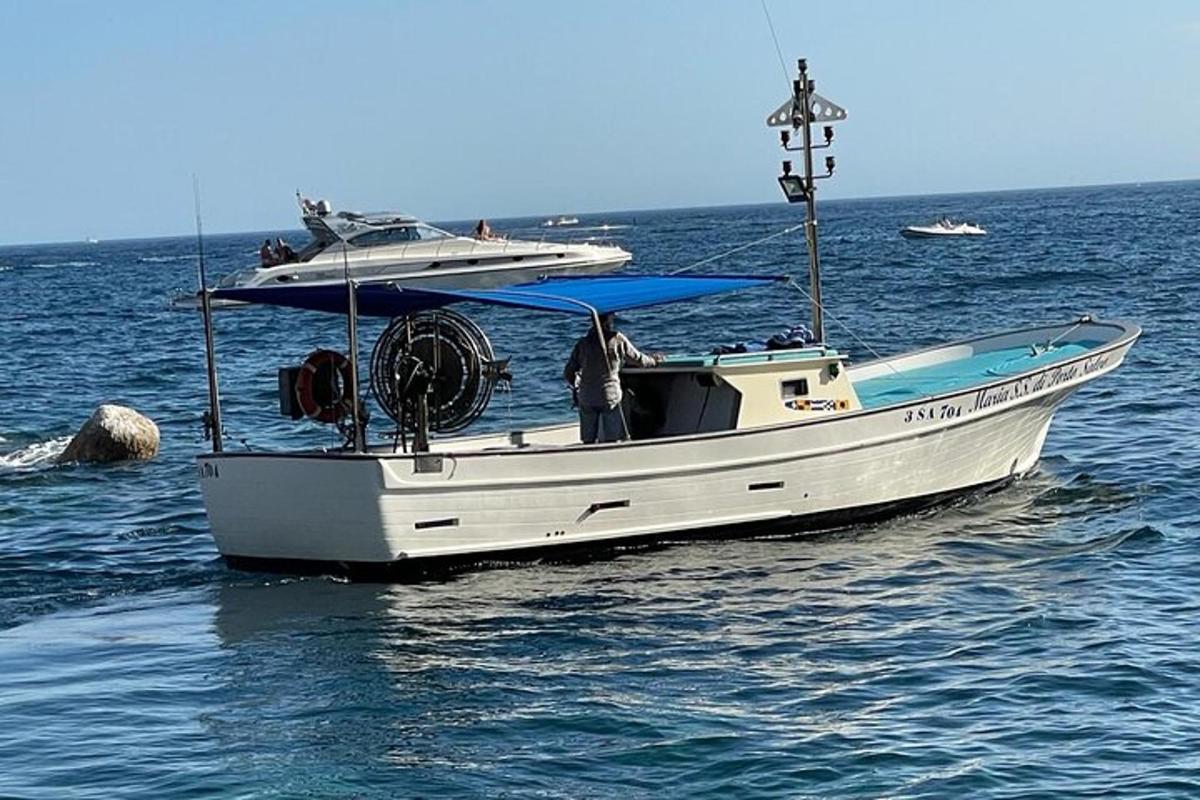 um homem em pé em um barco na água