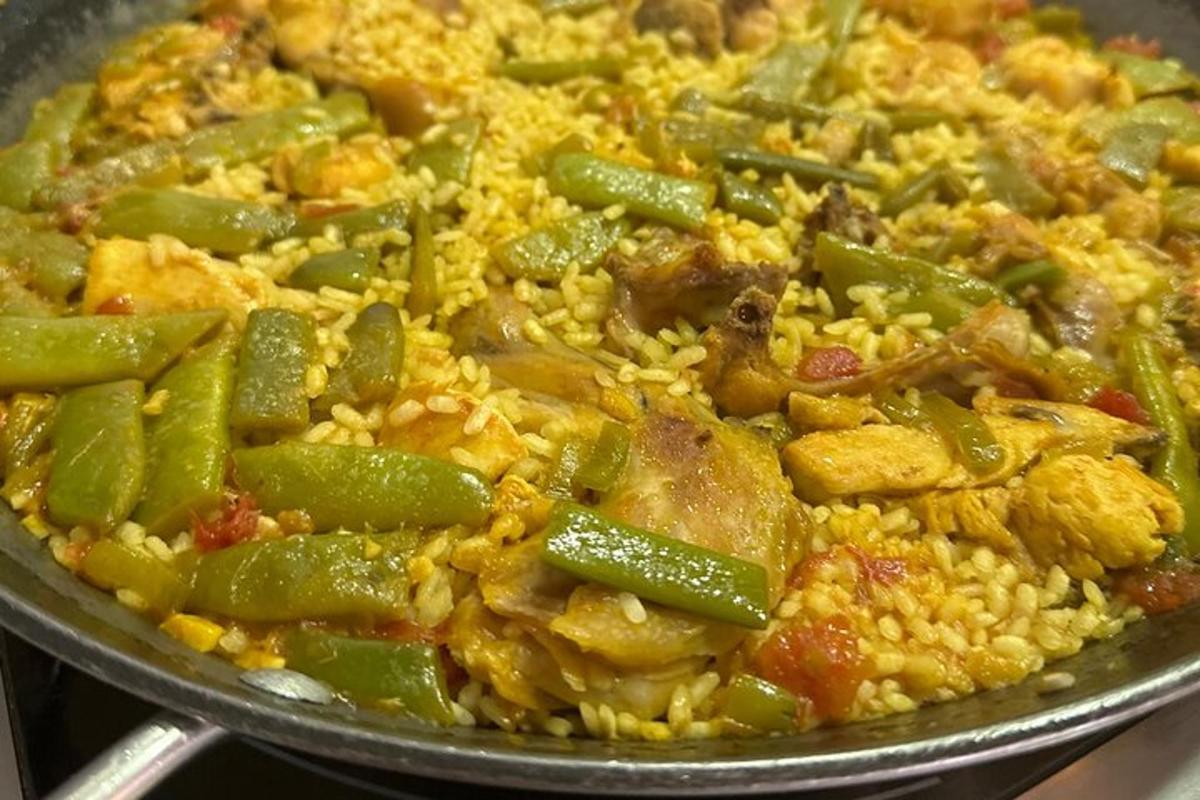 una padella di cibo con fagiolini e riso