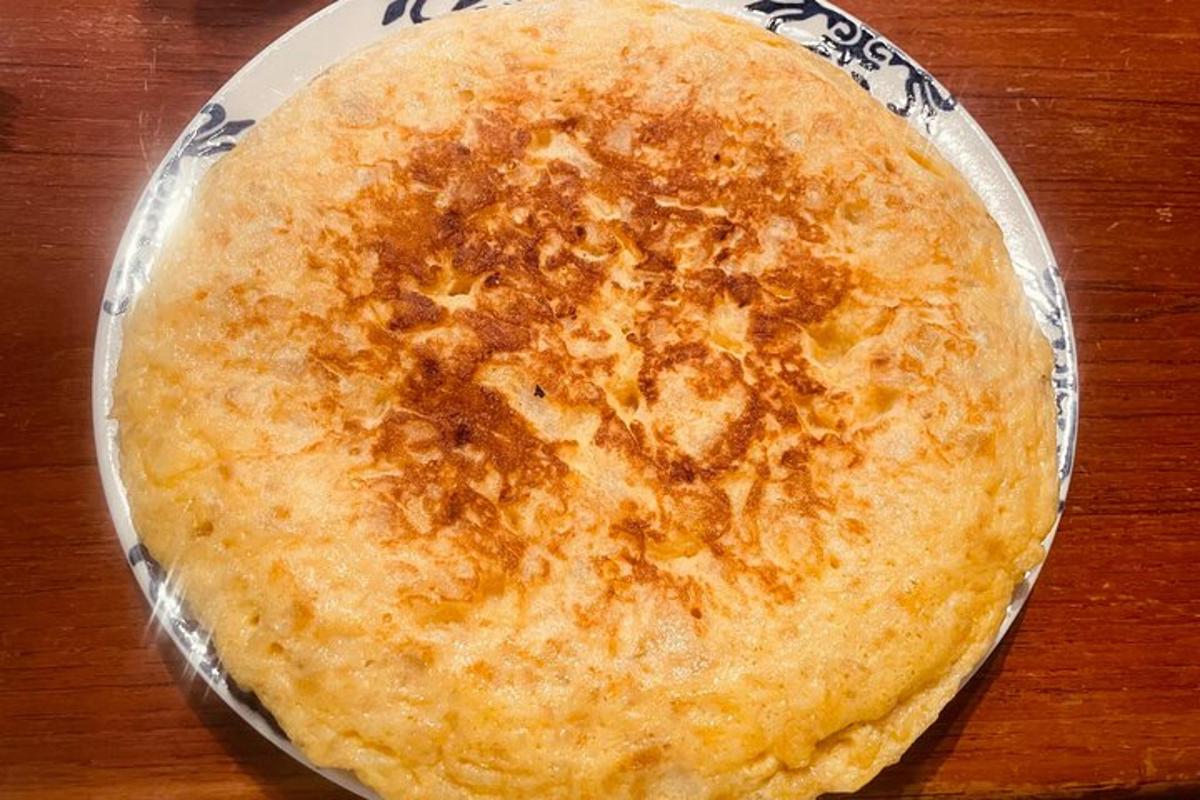 una torta appoggiata su un piatto su un tavolo di legno