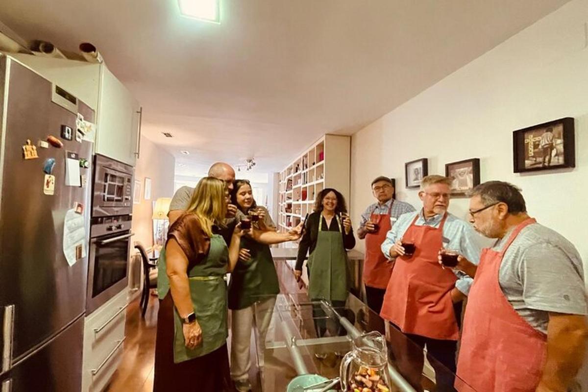 un gruppo di persone in piedi in una cucina che beve vino