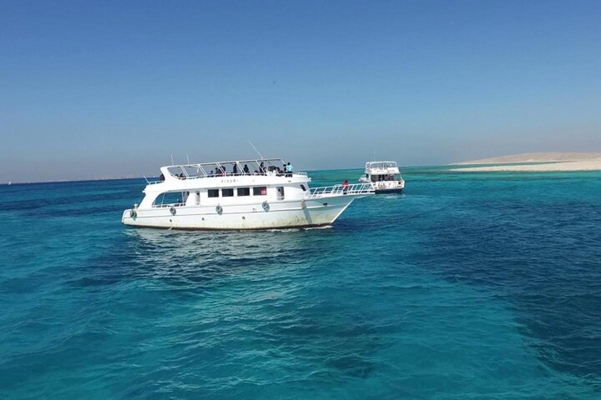 dos barcos flotando en el agua en el océano