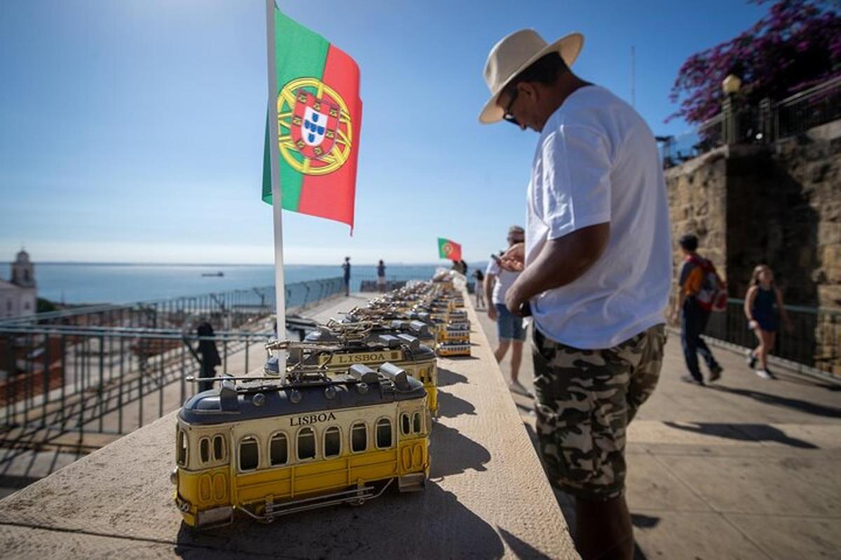 mężczyzna stojący obok żółtego pociągu na plaży