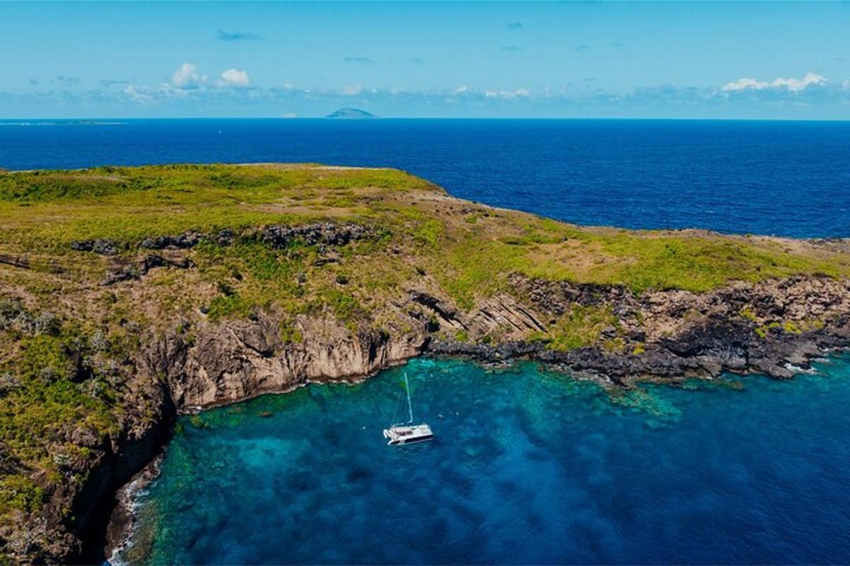 una barca su una piccola isola nell'oceano