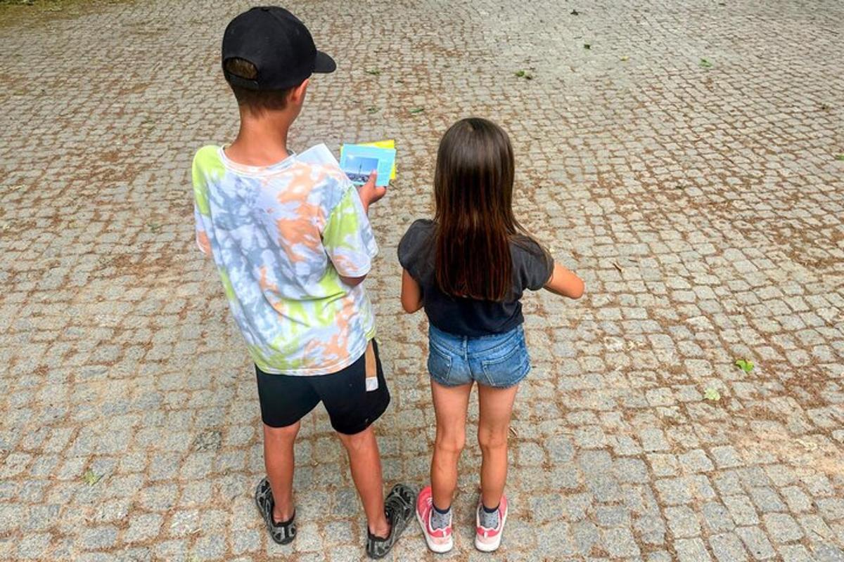 un ragazzo e una ragazza in piedi uno accanto all'altro