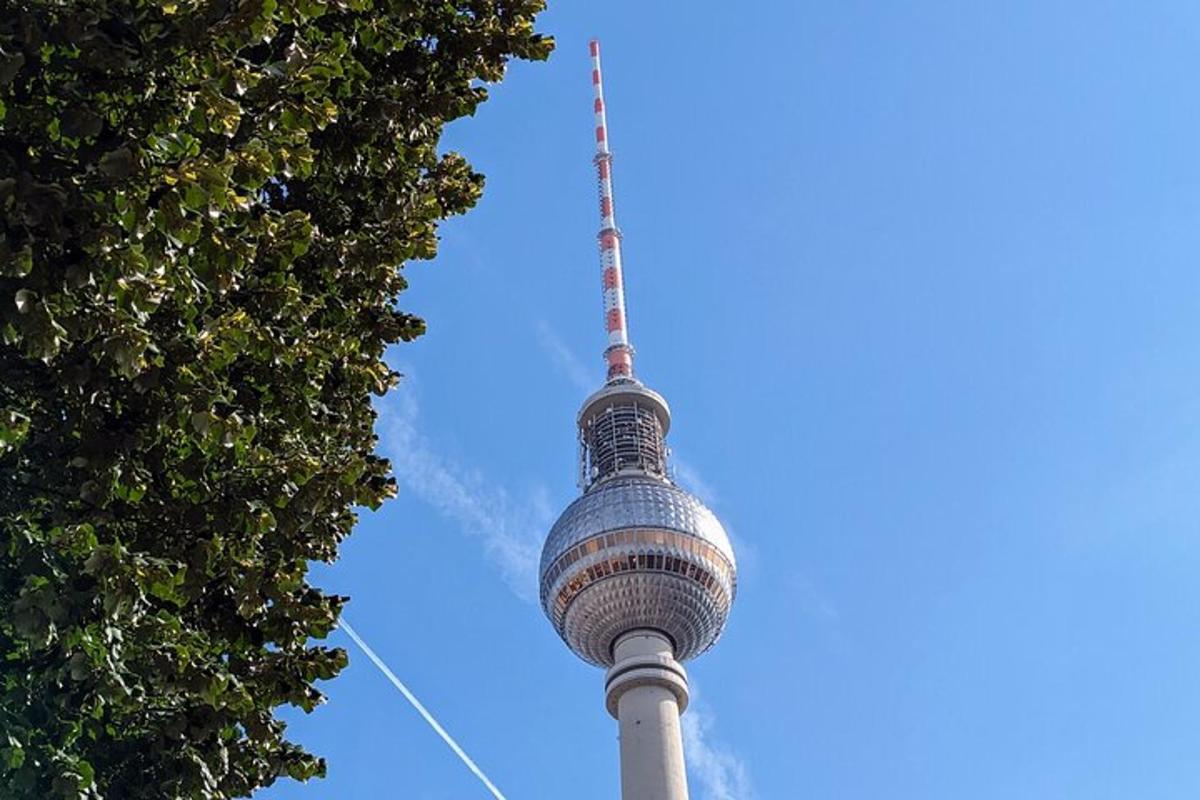 una vista della torre della televisione di Berlino dal basso
