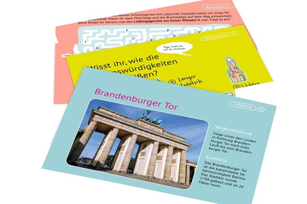 ein Paket Postkarten mit einem Bild des Brandenburger Tors