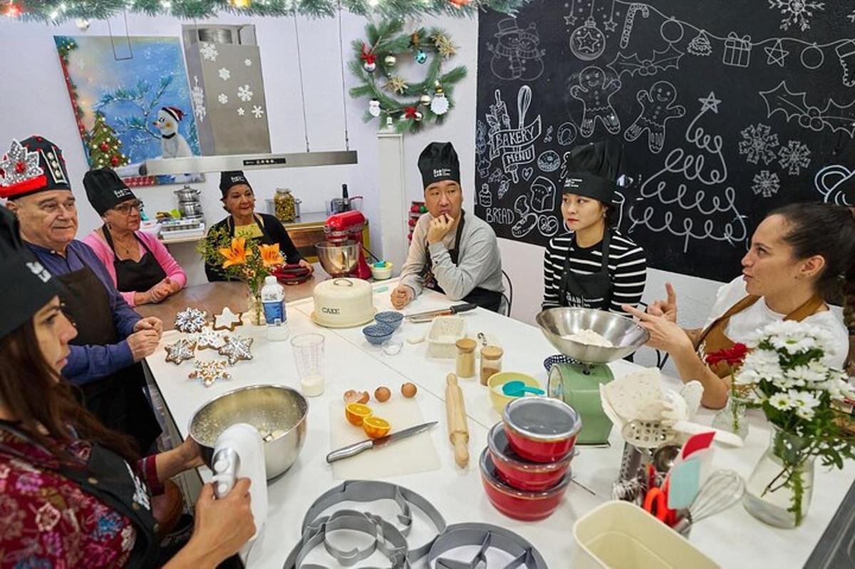 Un grupo de personas sentadas alrededor de una mesa con comida.