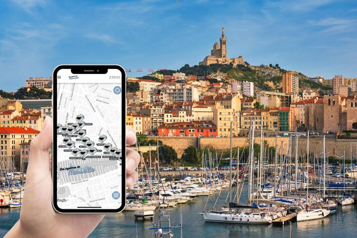 inimene hoiab mobiiltelefoni ja teeb jahisadamast pilti