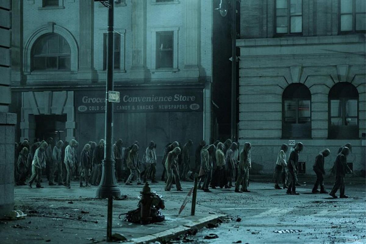 μια ομάδα ανθρώπων που περπατούν σε έναν δρόμο της πόλης