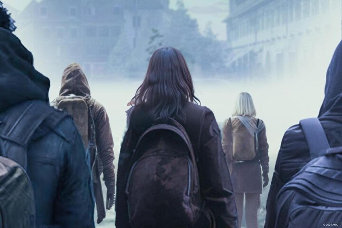 un grupo de personas caminando frente al agua