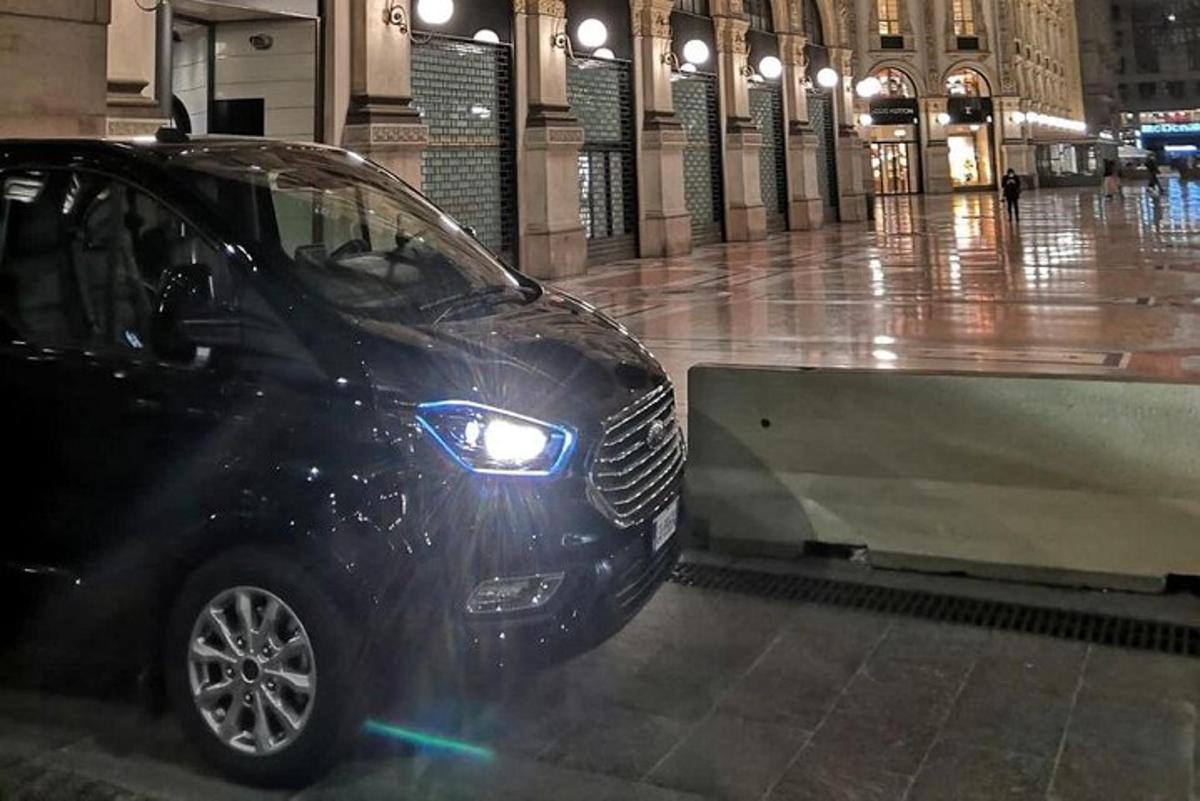Un coche negro está aparcado en un edificio.