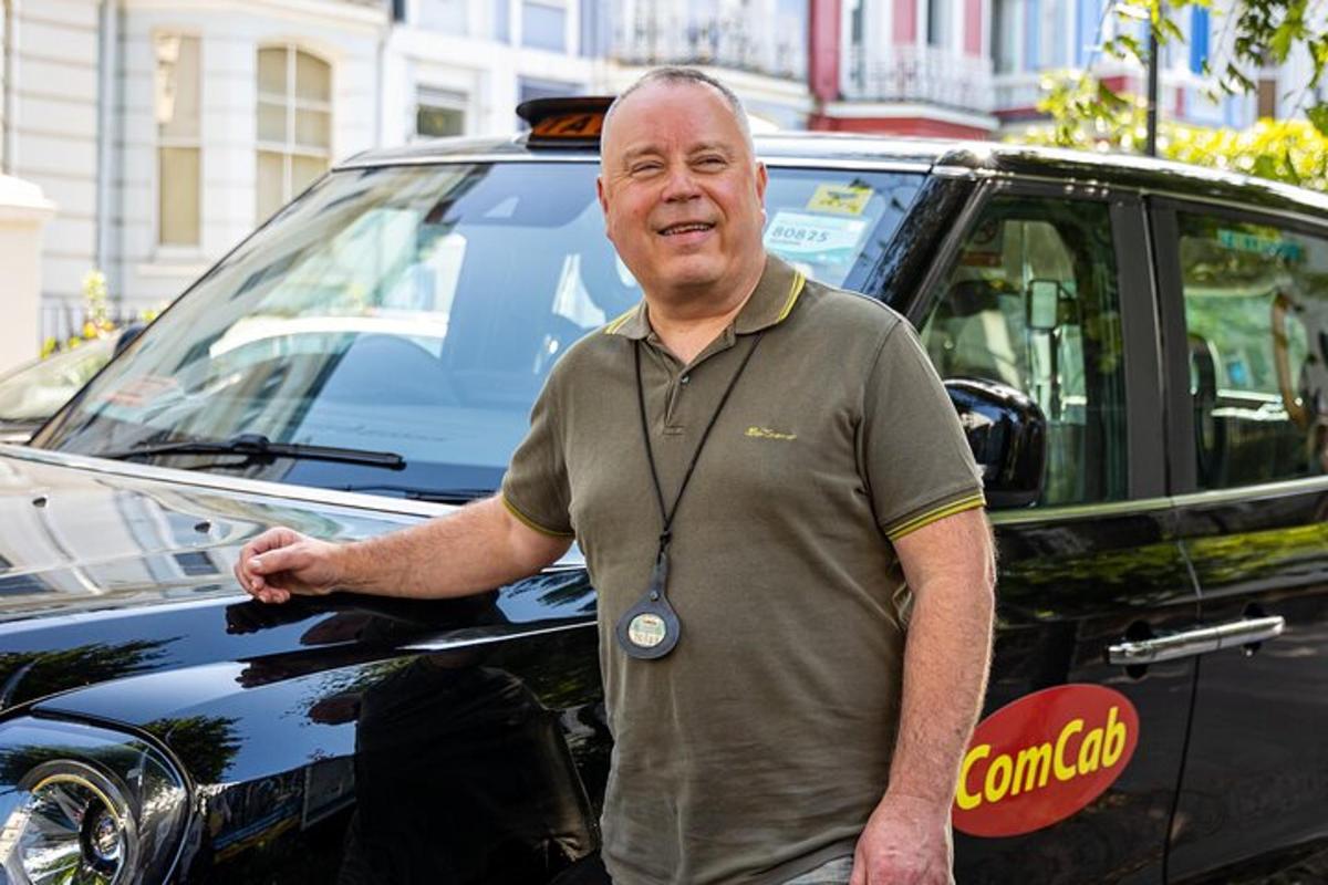 en mand står foran en bil