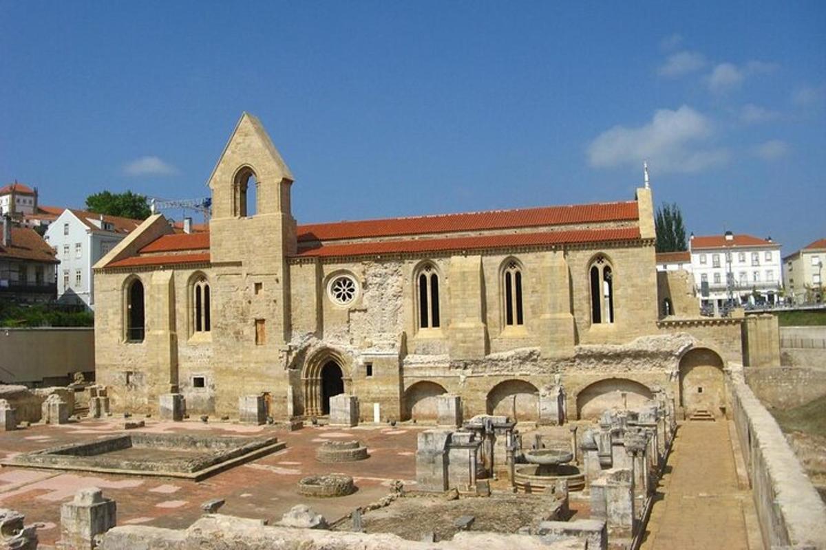Una antigua iglesia de piedra con un gran edificio.