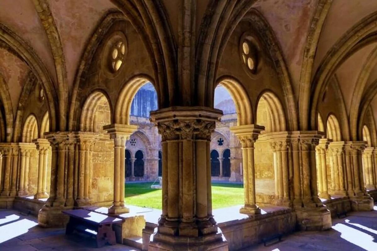 Un edificio antiguo con una gran columna en una habitación.