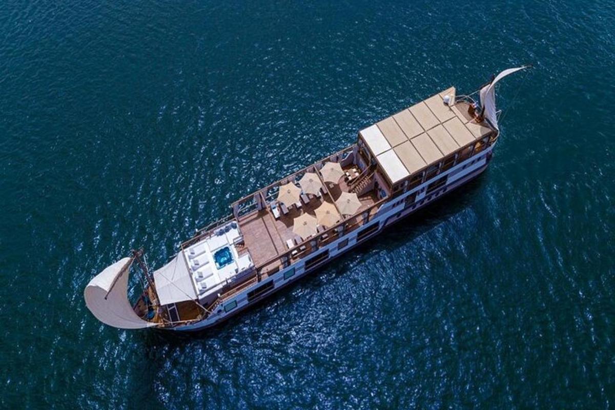 uma visão aérea de um barco na água
