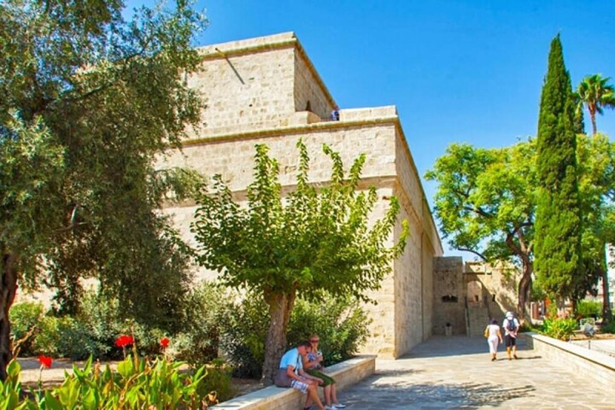 ένας άντρας που κάθεται σε ένα παγκάκι μπροστά σε ένα κτίριο