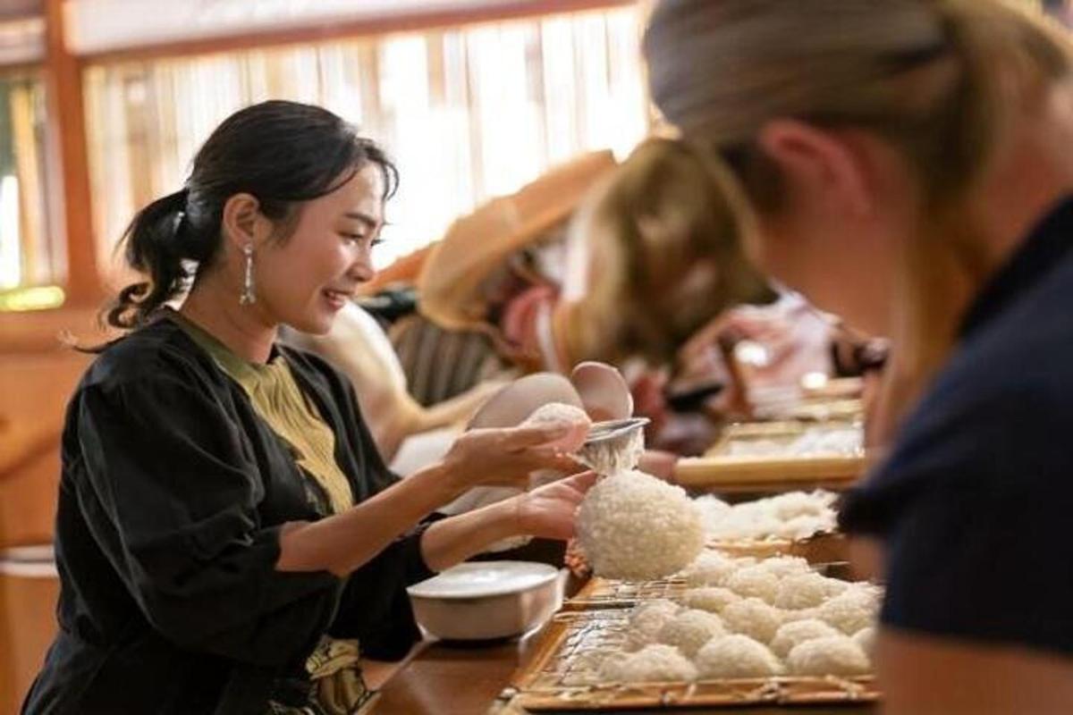 um grupo de pessoas preparando comida em uma cozinha