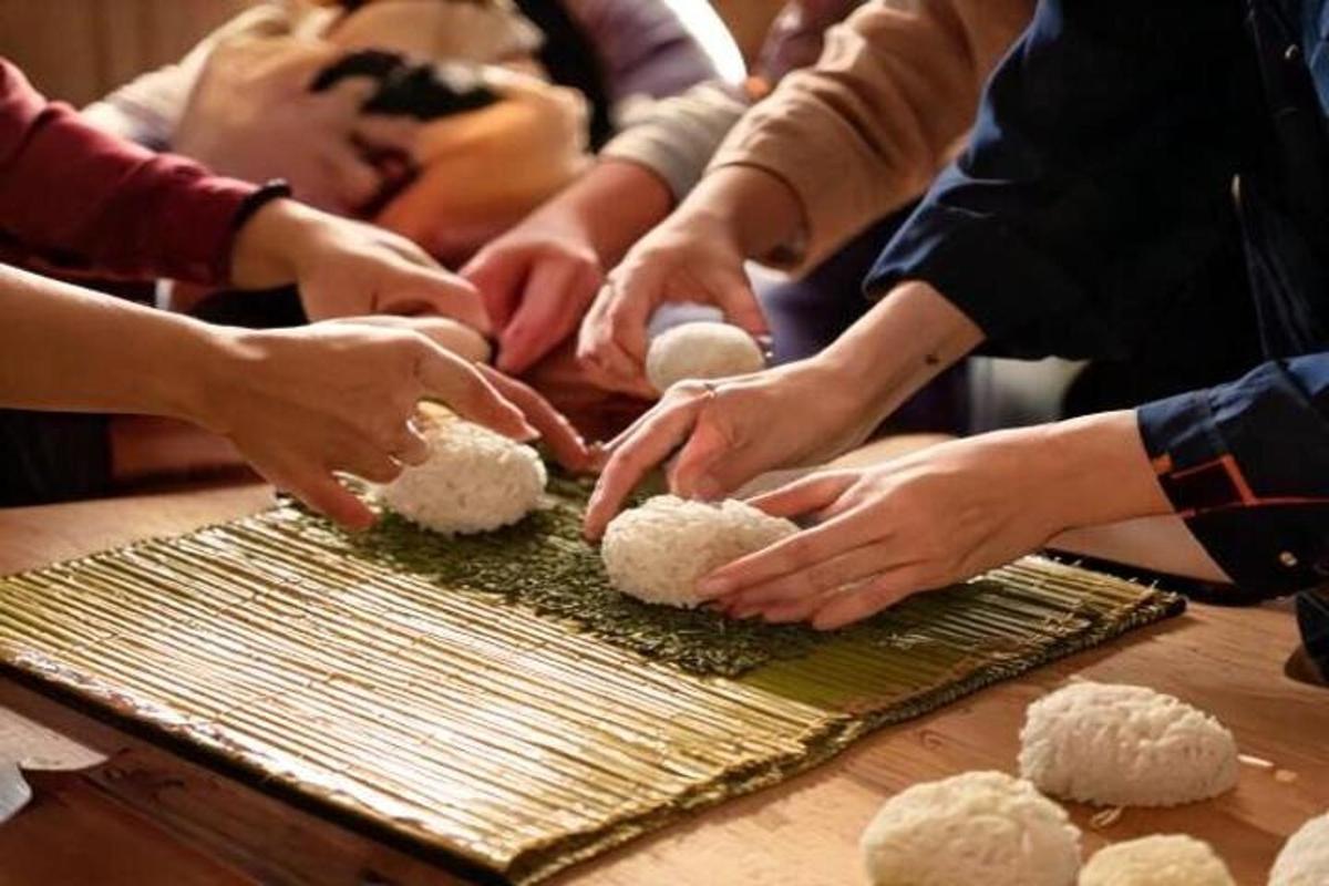 um grupo de pessoas preparando comida em uma mesa