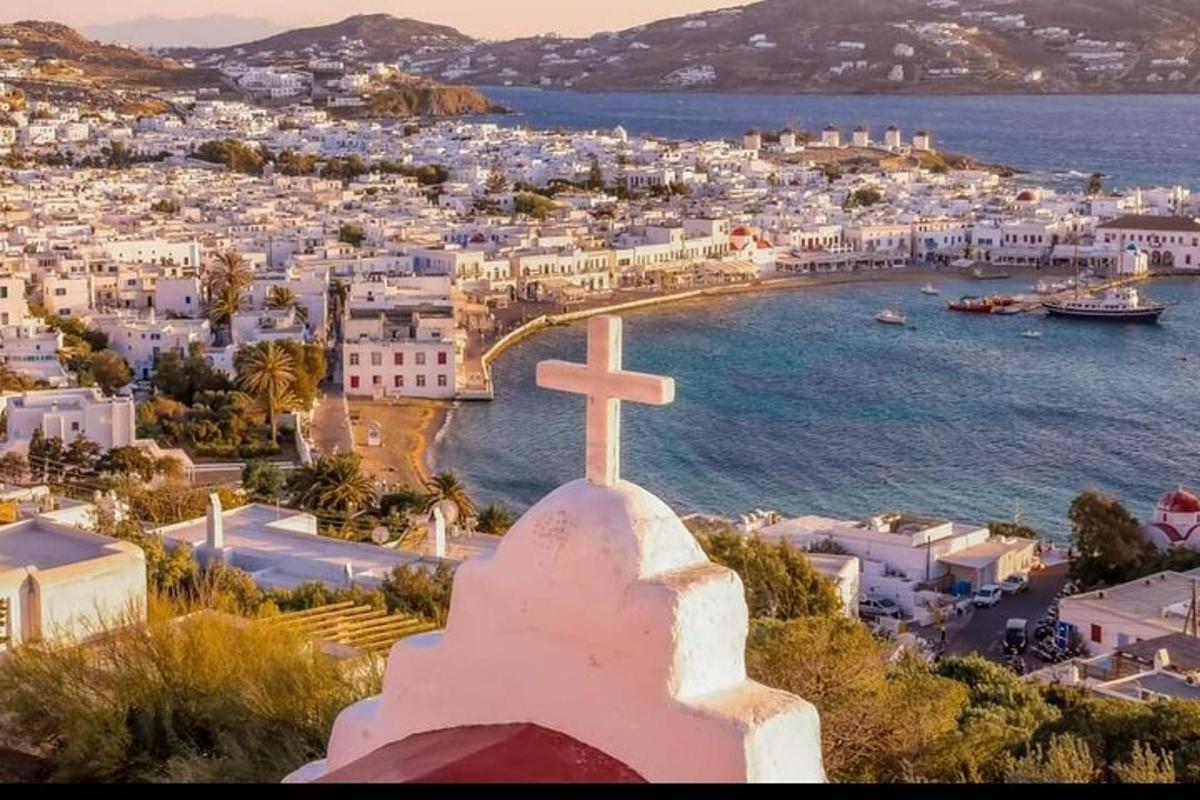 una iglesia con una cruz encima de una ciudad
