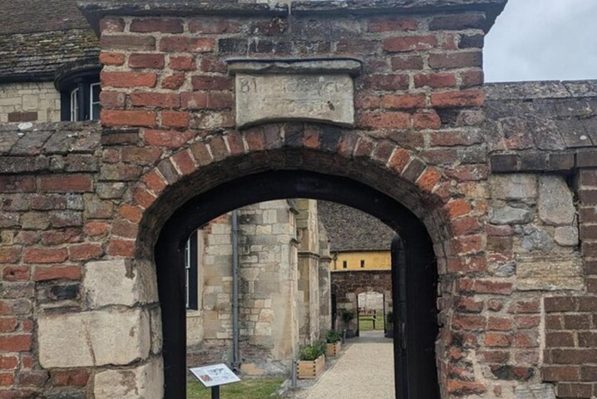 un arco in un vecchio edificio in mattoni con un cartello