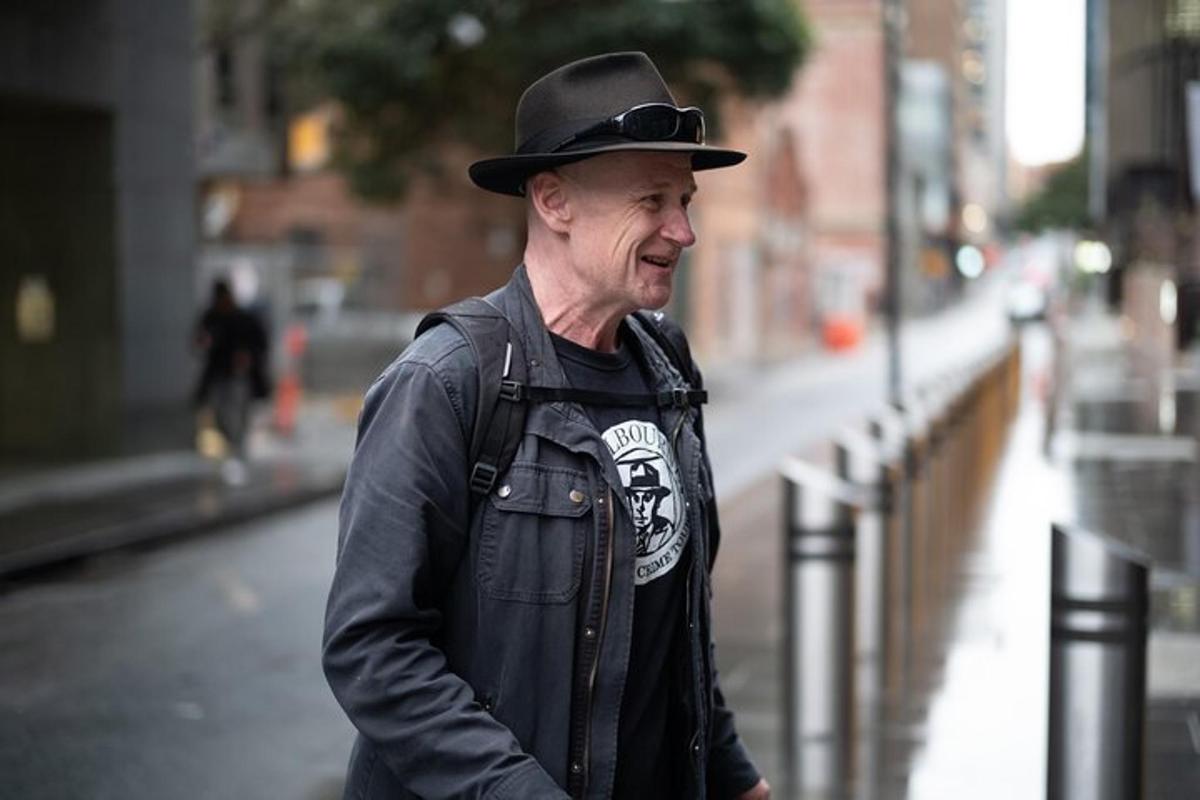 un uomo che indossa un cappello da cowboy nero per strada