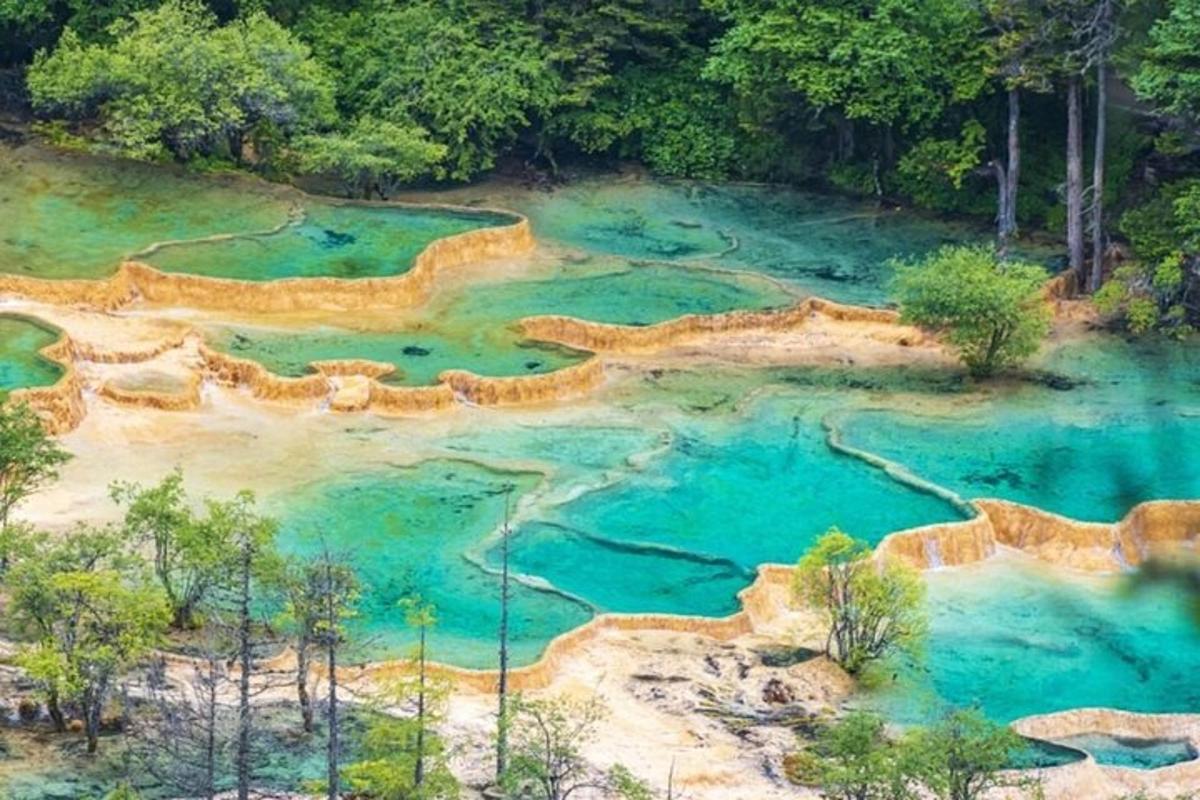 una vista aerea di una piscina di acqua blu