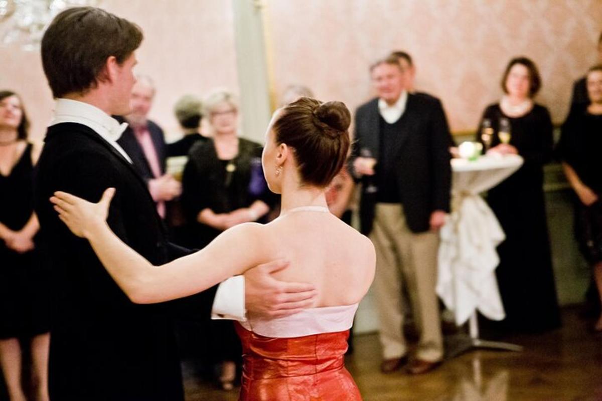 una mujer con un vestido rojo bailando con un hombre