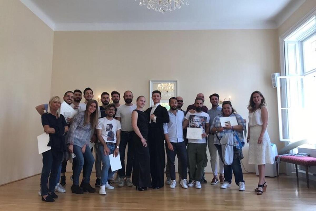 un grup de persones posant per a una foto en una habitació