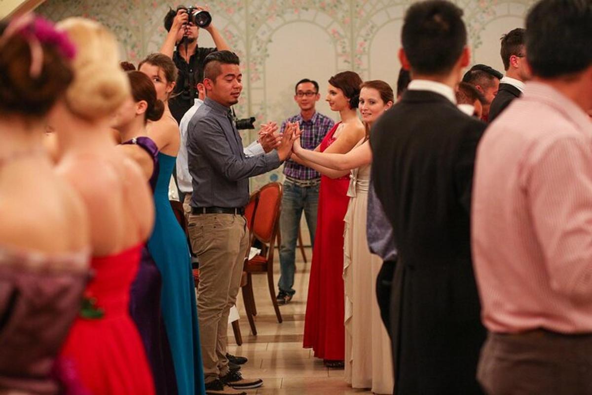 un grup de persones agafades de la mà en un casament