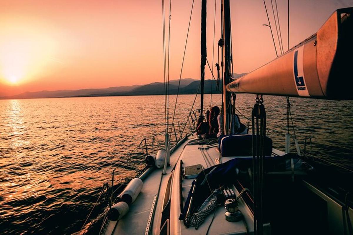 un gruppo di persone sedute su una barca in acqua
