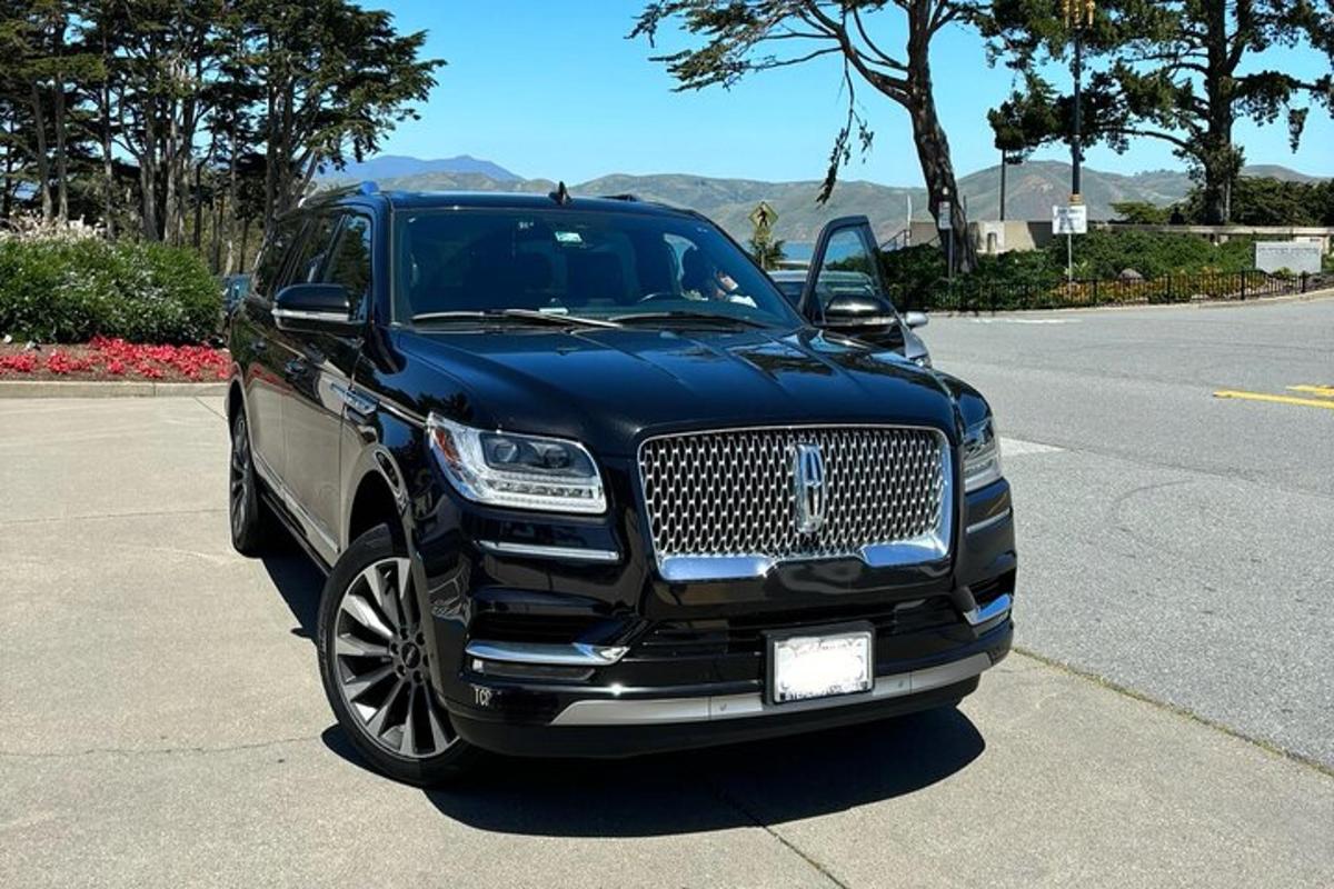 una limousine nera parcheggiata in un parcheggio