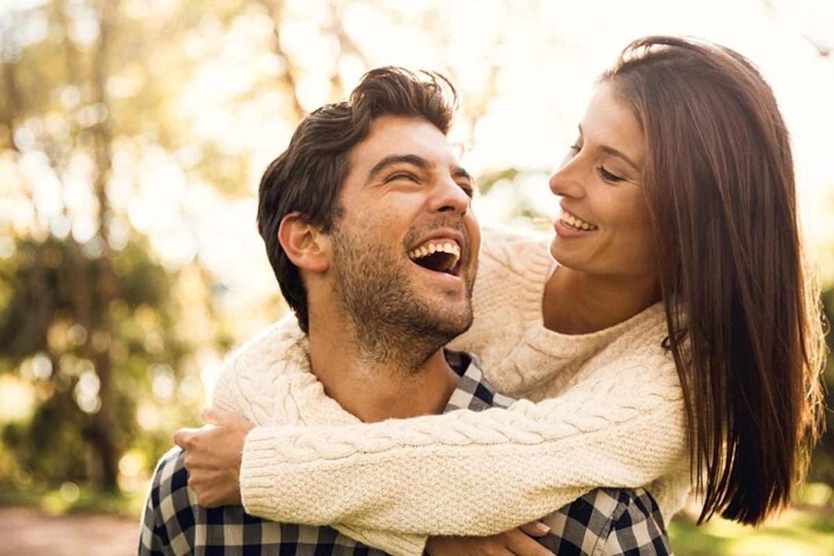 Un hombre y una mujer abrazándose