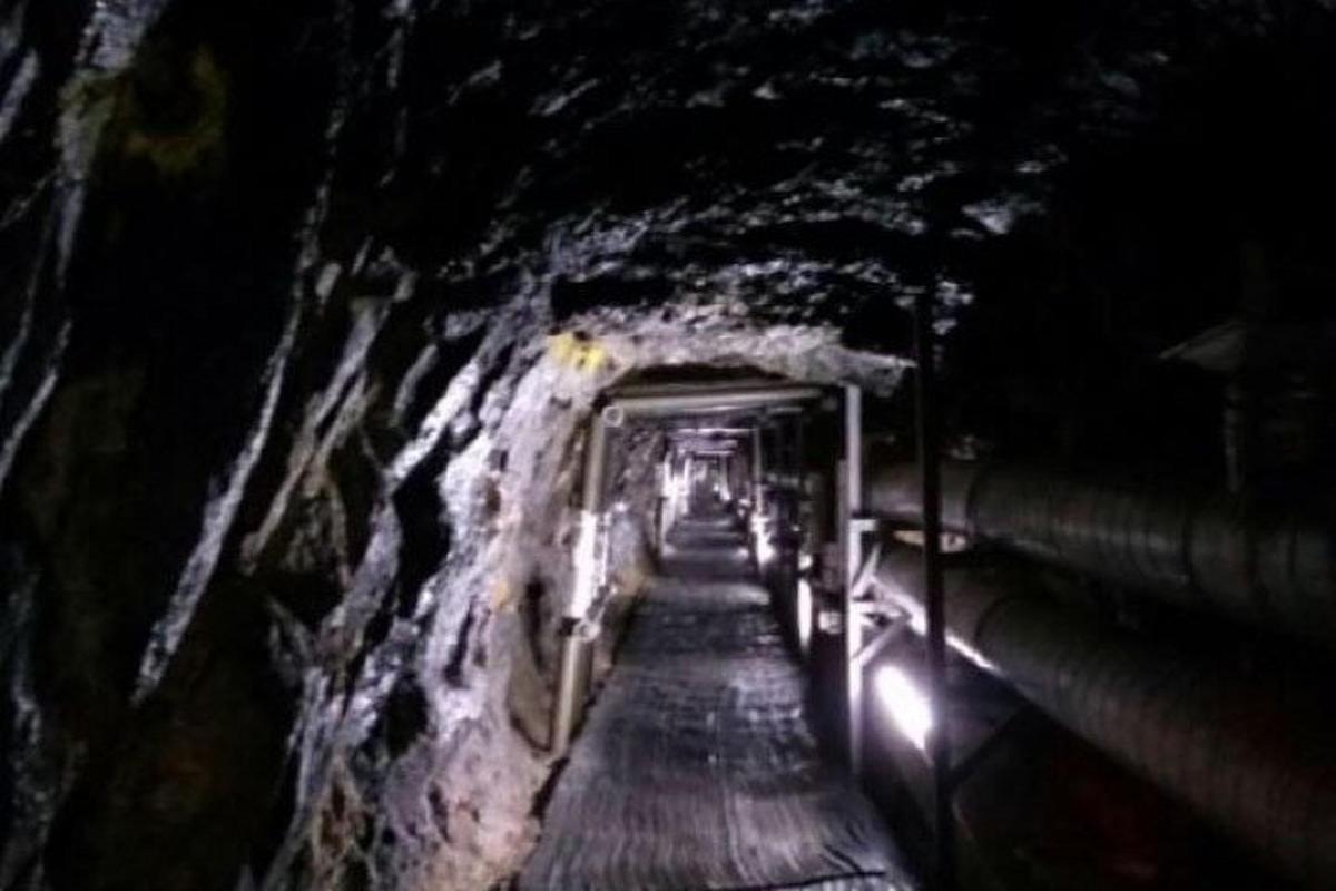 un tunel întunecat cu o potecă într-o peșteră noaptea