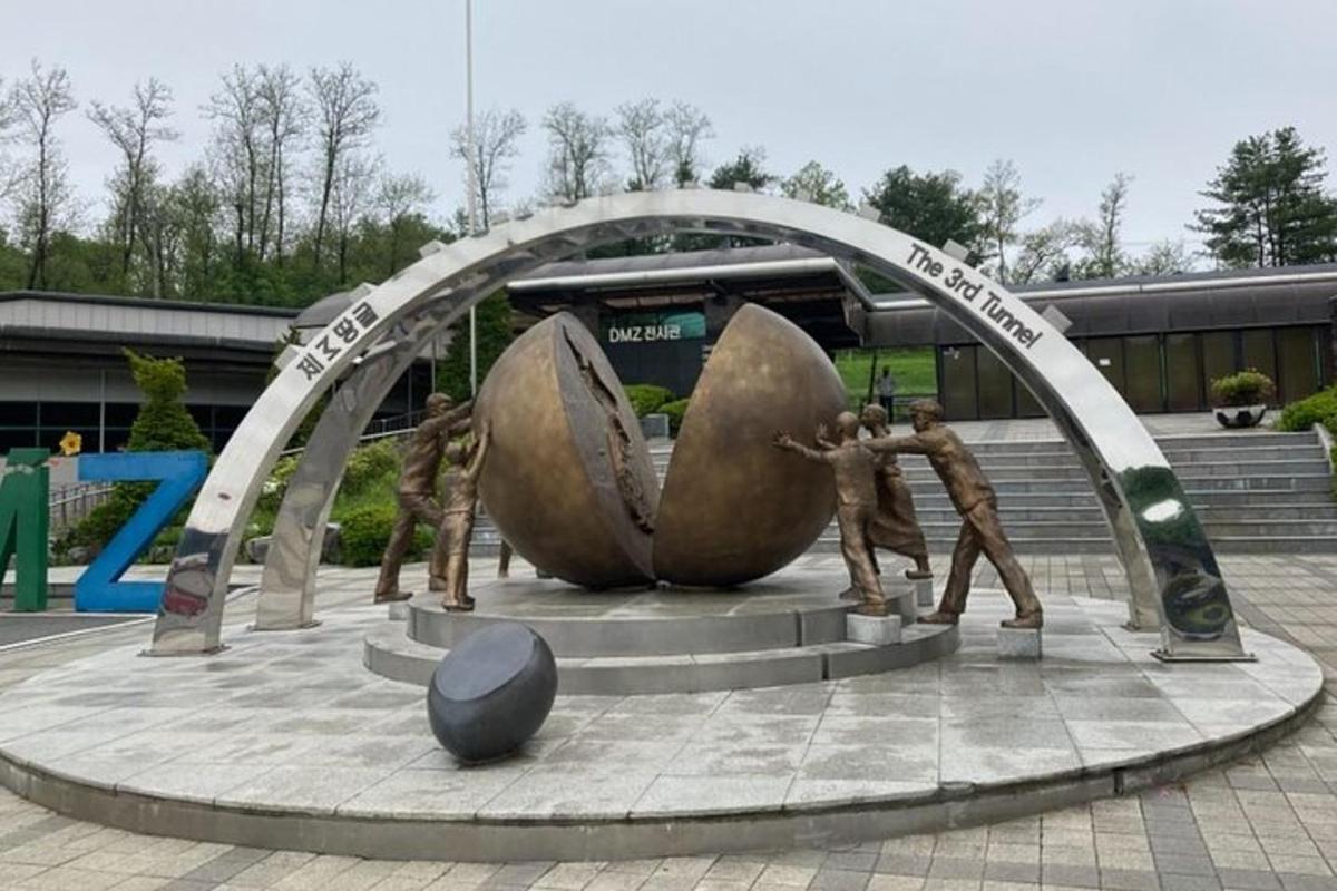 patung orang yang bekerja di bawah gerbang