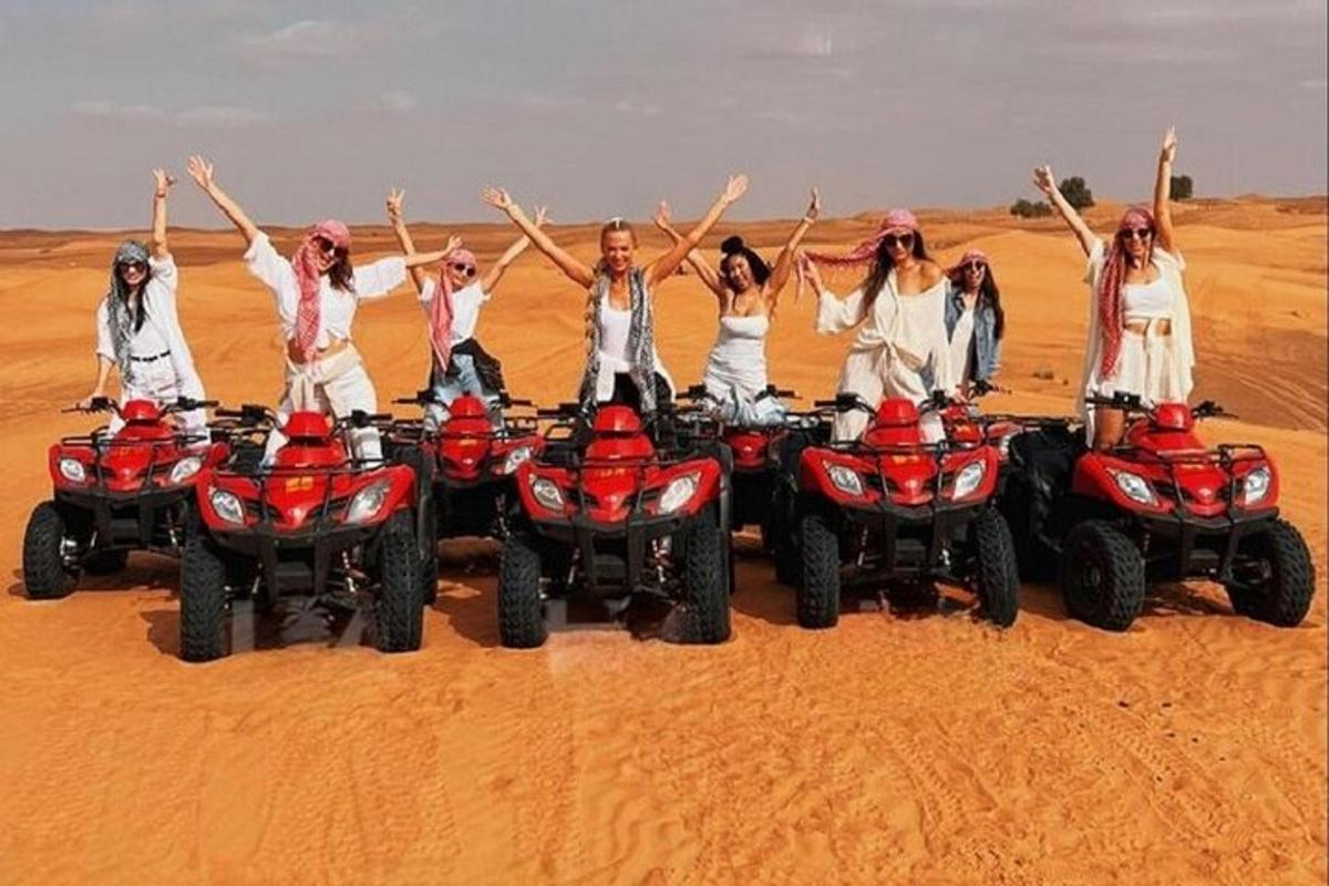 un gruppo di persone su quad nel deserto