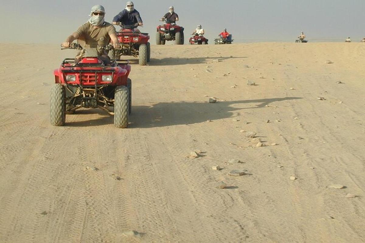 مجموعة من الأشخاص يركبون مركبات الدفع الرباعي في الصحراء