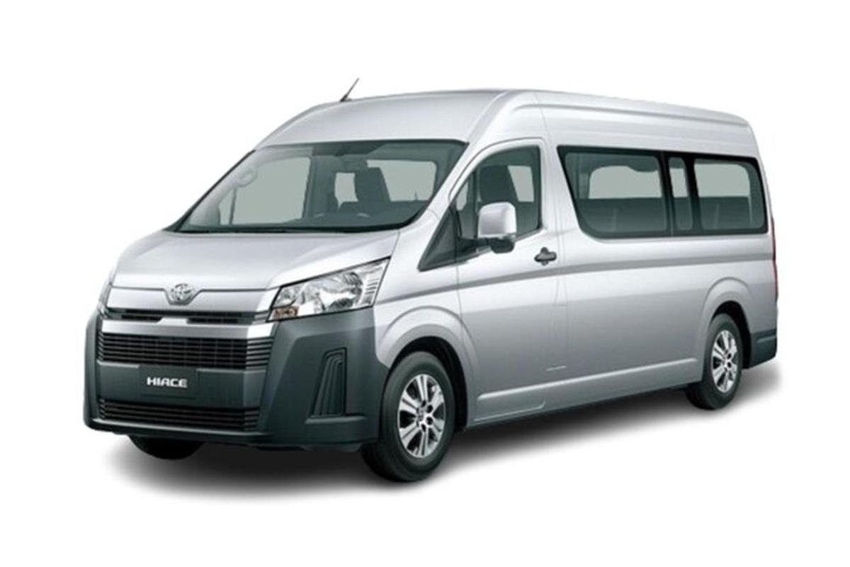sebuah van perak ditunjukkan pada latar belakang putih