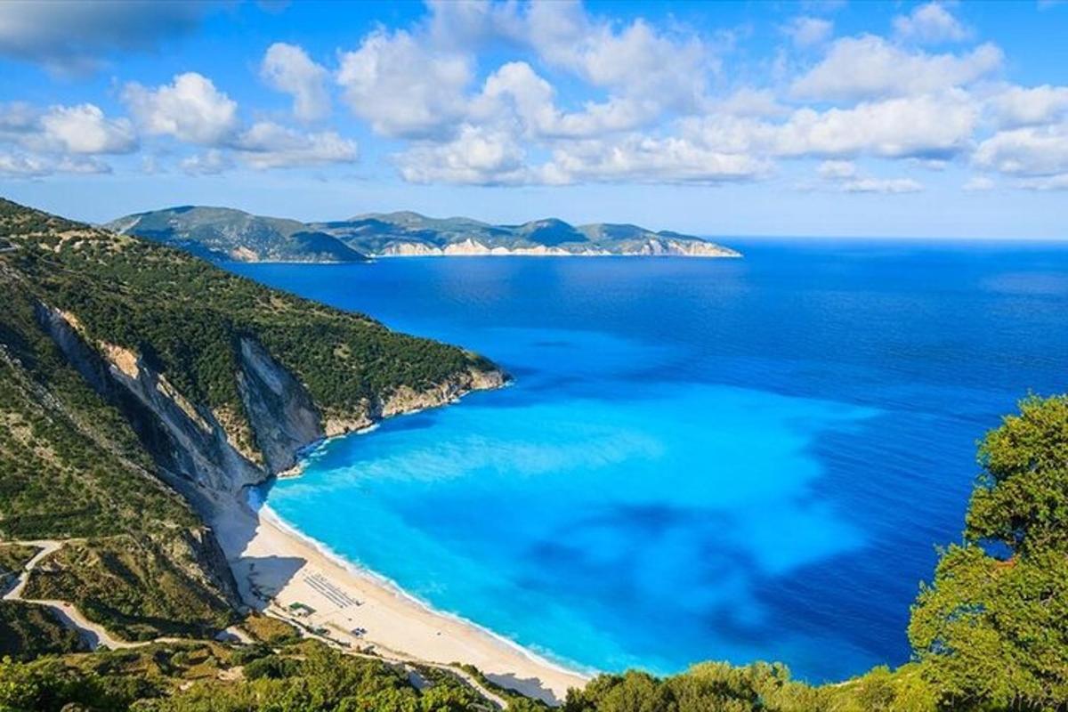 una vista aérea de una playa con agua azul