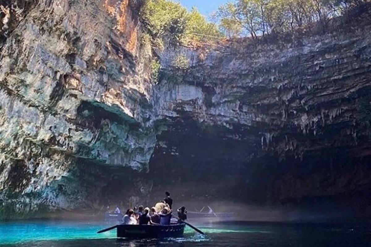 un gruppo di persone su una barca in acqua