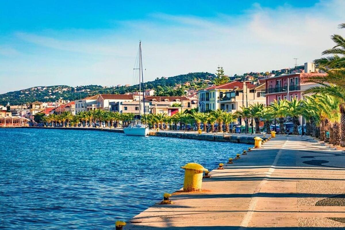 pogled na reko z zgradbami in palmami