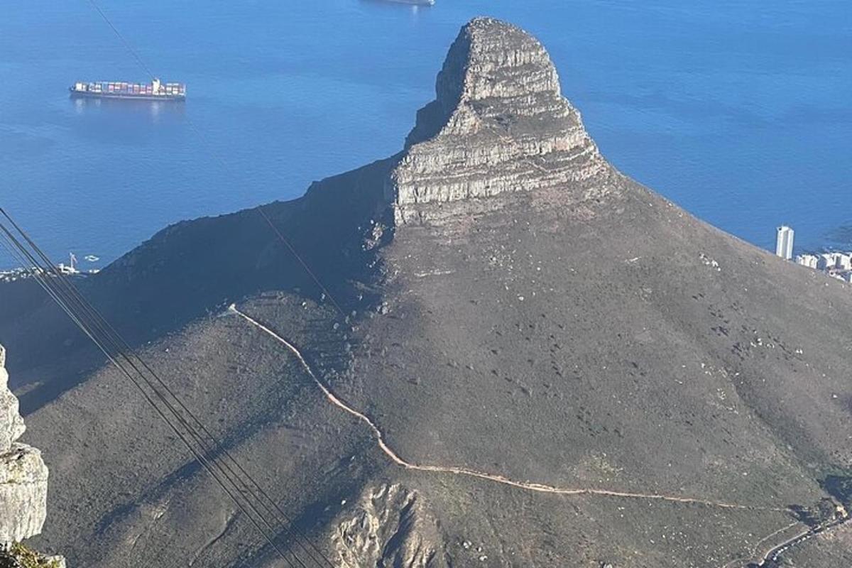 mynd af fjalli með hafið í bakgrunni