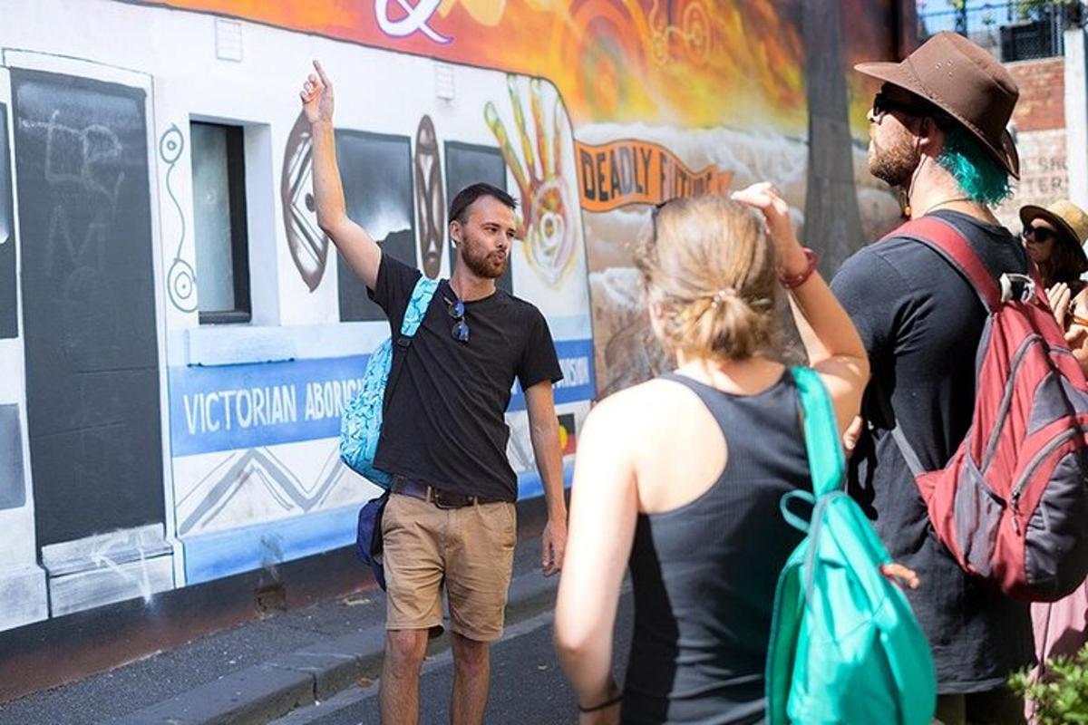 un grup de persones dempeus davant d'un tren