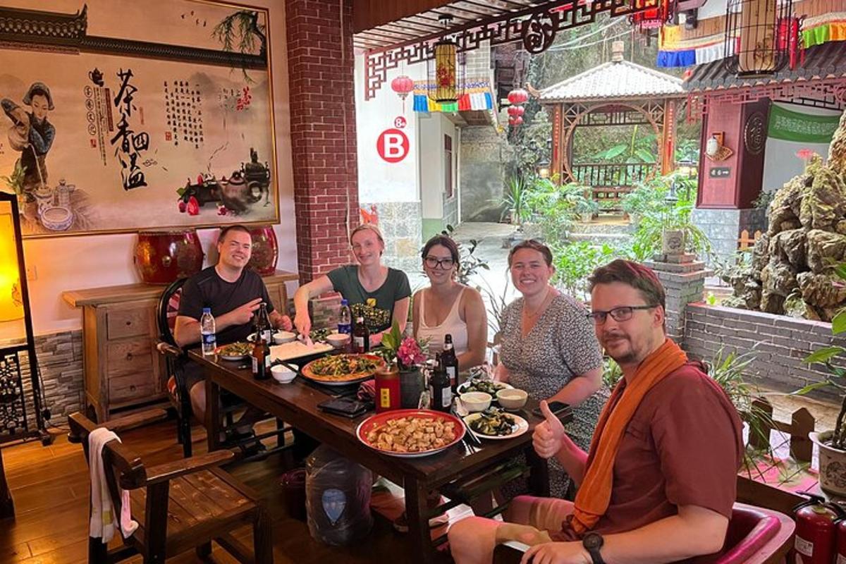 un gruppo di persone sedute a un tavolo che mangiano cibo
