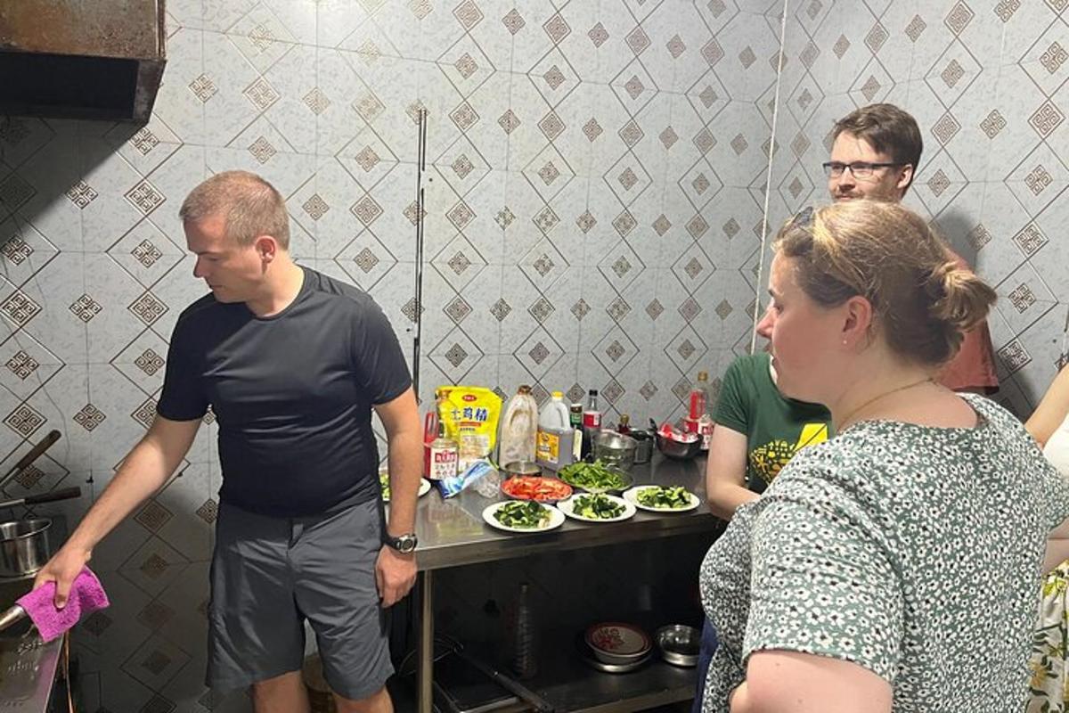 un gruppo di persone in cucina che preparano il cibo