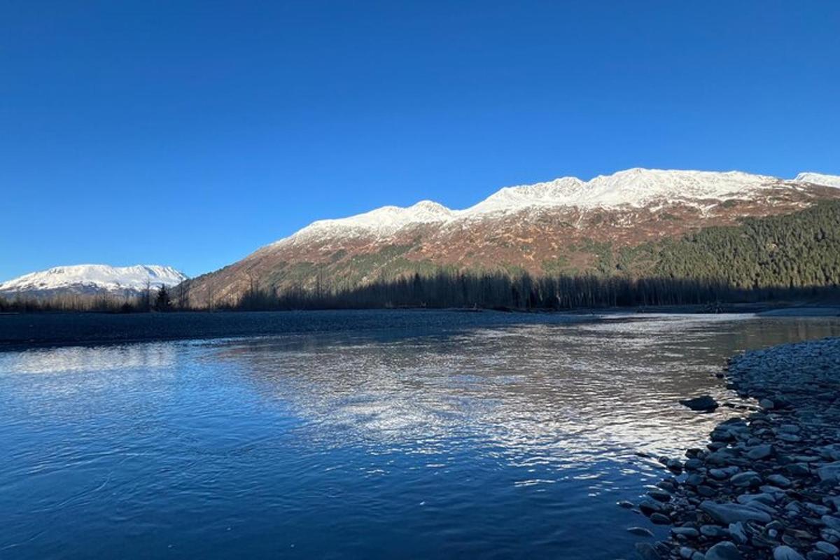 uno specchio d'acqua con le montagne sullo sfondo