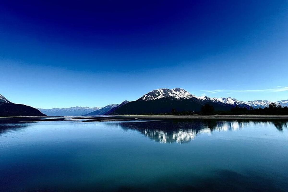 un grande specchio d'acqua con le montagne sullo sfondo